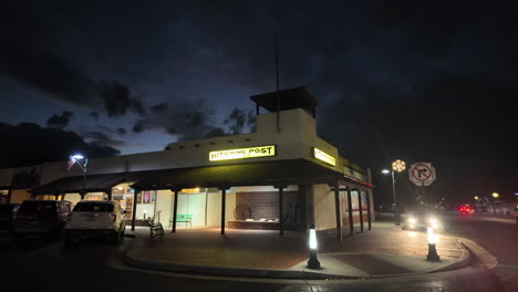 Hitching-Post-movie-theatre-in-Tehachapi,-California-at-nighttime