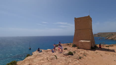 Turista-Visitando-La-Torre-Lippija-En-La-Isla-De-Malta,-Vista-Panorámica-Izquierda