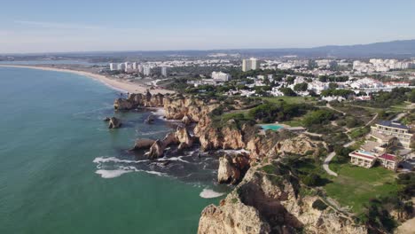 Die-Goldenen-Klippen-Und-Das-Azurblaue-Wasser-Von-Portimão,-Die-Küste-Der-Algarve-–-Aus-Der-Luft