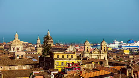 Iglesias-En-La-Ciudad-De-Catania-Con-El-Mar-Jónico-Como-Telón-De-Fondo-En-Sicilia,-Italia.