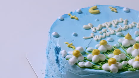 Pan-shot-of-beautifully-decorated-birthday-cake