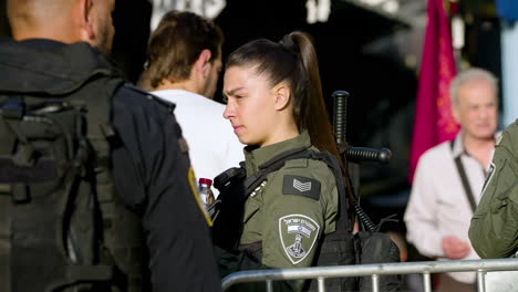 Weibliche-Israelische-Armee-In-Uniform,-Die-Auf-Der-Straße-Von-Jerusalem-In-Israel-Stationiert-Ist