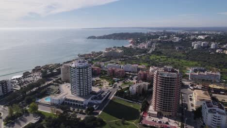 Luftaufnahme-Der-Hochhäuser-Von-Portimão-Am-Praia-Da-Rocha,-Algarve,-Portugal