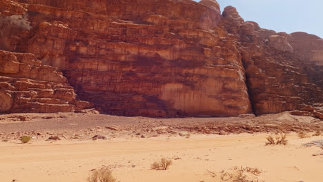 Blick-Auf-Die-Rötlichen-Berge-In-Der-Wüste-Wadi-Rum,-Jordanien