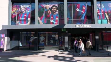 Menschen-Besuchen-Die-Fußballstadionanlage-Von-Barcelona,-Das-Spotify-Camp-Nou-Sowie-Den-Offiziellen-Warenladen-Und-Das-Museum,-Da-Das-Stadion-Derzeit-In-Barcelona,-Spanien,-Gebaut-Und-Umgebaut-Wird