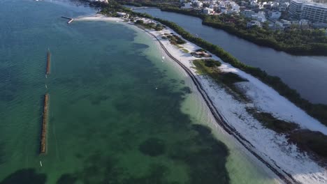 Drohnenaufnahmen-Der-Küste-Von-Cancun,-Luftaufnahme-Mit-Kitesurfer-über-Klarem,-Blauem-Meereswasser