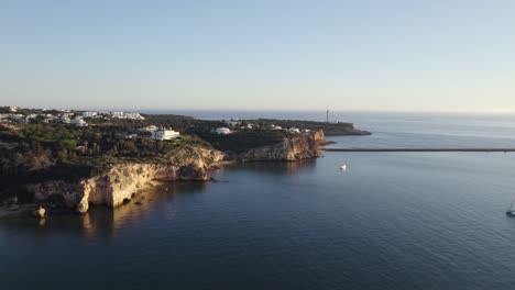 Sonnenuntergang-Am-Leuchtturm-Von-Ferragudo,-Küste-Der-Algarve,-Luftaufnahme