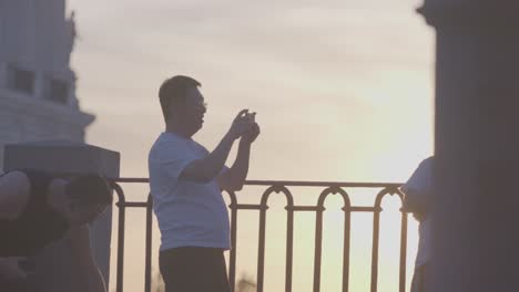 Turistas-Tomándose-Selfies-Con-Una-Hermosa-Vista-En-Madrid,-España.