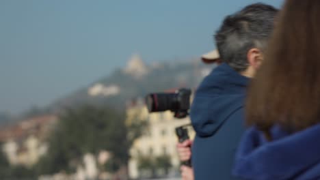 Camarógrafo-Profesional-Grabando-Vídeo-Mientras-Caminaba-Por-La-Ciudad-De-Verona-En-Italia