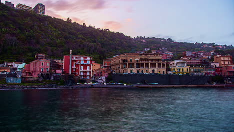 Sonnenuntergang-über-Dem-Küstenviertel-Santa-Maria-La-Scala-In-Catania,-Sizilien,-Italien