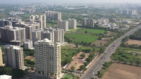 Vista-Aérea-De-La-Ciudad-De-Rajkot-Desde-Drones-Desde-Kalawad-Road.-Los-Edificios-De-Gran-Altura-Son-Visibles-Uno-Al-Lado-Del-Otro,-Con-Sistemas-Solares-Montados-En-Ellos.