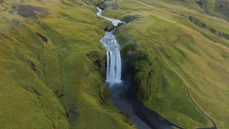 Luftaufnahme-über-Den-Skogafoss-Wasserfall-Bei-Sonnenaufgang-In-Island---Drohnenaufnahme