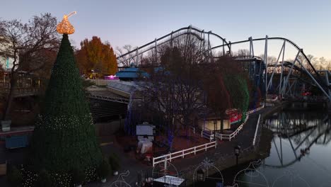 Christmas-tree-and-people-at-Hershey-Park-Candylane-during-sunset