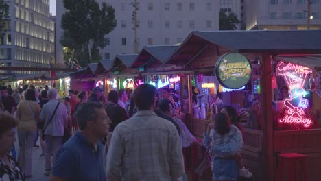 Busy-market-with-lots-of-people-in-Madrid,-Span