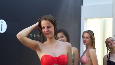 Sexy-Weibliche-Models-Posieren-Unter-Der-Dusche-Für-Ein-Bikini-Shooting