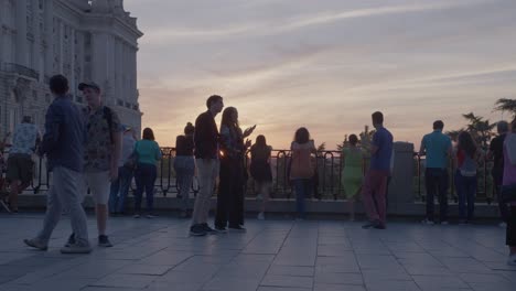 Turistas-Tomándose-Selfies-Frente-A-La-Arquitectura