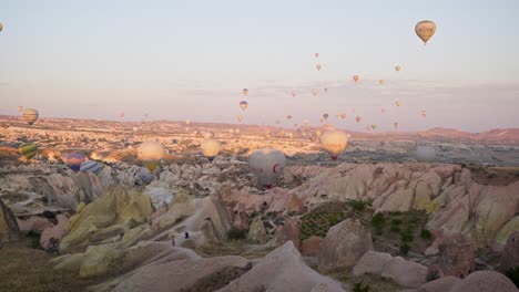 Heißluftballons-Schweben-Durch-Die-Epische-Türkische-Landschaft