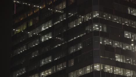 Wolkenkratzer-Bürogebäude-Lichtshow-In-Shibuya-Bei-Nacht-Bei-Regen,-Tokio,-Japan