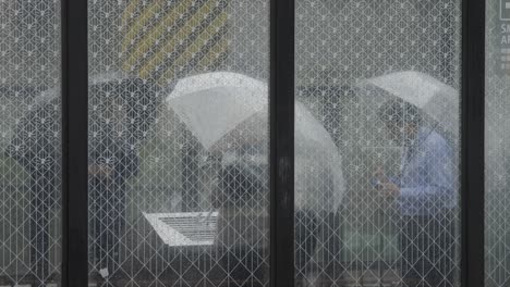 Menschen-Rauchen-Im-öffentlich-Ausgewiesenen-Raucherbereich-Auf-Der-Straße,-Shinjuku,-Tokio,-Japan