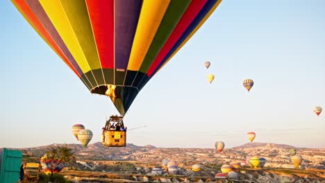 Bunte-Heißluftballons-Füllen-Das-Touristische-Erlebnis-Am-Morgenhimmel