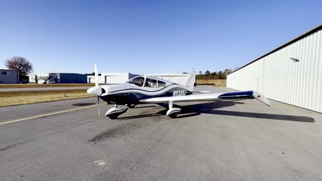 Piper-Cherokee-180-Startet,-Motor-Startet