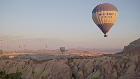 Heißluftballons-Morgenhimmel-Touristenerlebnis-Bucketlist