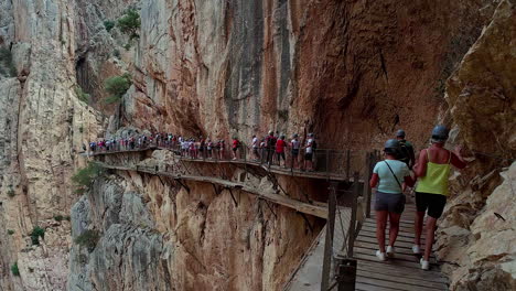 Gente-Caminando-Por-El-Camino-Suspendido-Del-Caminito-Del-Rey.