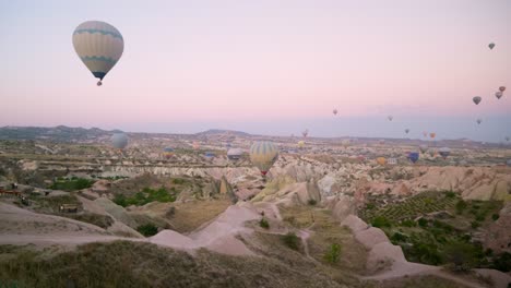 Sonnenaufgang-Am-Frühen-Morgen,-Heißluftballons,-Touristisches-Erlebnis-Auf-Der-Wunschliste