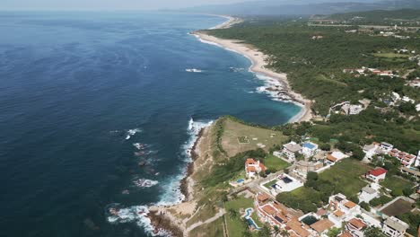 Luftpanorama-Der-Strandstadt-Puerto-Escondido-In-Mexiko,-Pazifischer-Ozean-Und-Landschaft,-Mexikanischer-Sommer