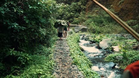 Aldeanos-Locales-Sasak-Caminando-A-Lo-Largo-De-Un-Hermoso-Río-En-Lombok,-Indonesia