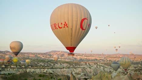 Globos-Aerostáticos-Turcos-Sobrevuelan-El-Hermoso-Paisaje-Accidentado-De-La-Mañana.