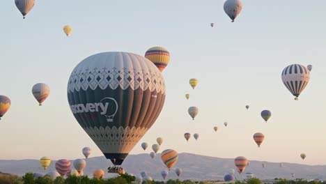 Heißluftballons-Füllen-Die-Wunschliste-Für-Touristenerlebnisse-Am-Morgenhimmel