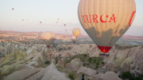Türkische-Heißluftballons-Am-Morgenhimmel,-Touristische-Erlebnisliste