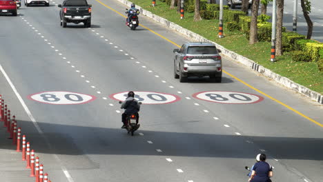 Coches-Y-Taxis,-Motocicletas-Y-Furgonetas,-Avanzando-Con-La-Acera-Marcada-Con-Una-Velocidad-Máxima-De-80-Km-Por-Hora,-Bangkok,-Tailandia.