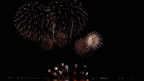 Systematische-Abfeuerung-Von-Feuerwerkskörpern-Aus-Niedriger-Bis-Großer-Höhe,-Die-Den-Höhepunkt-Eines-Außergewöhnlichen-Schauspiels-Farbiger-Funken-Und-Flammen-Offenbaren,-Pattaya-International-Fireworks-Festival-2023,-Thailand