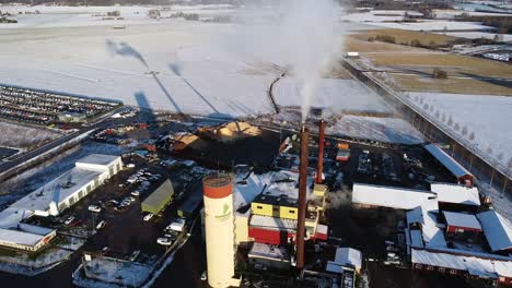 Schornstein-Der-Raffinerieanlage-In-Hedemora-Schweden,-Luftübersicht