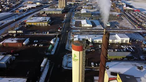 Rauch-Strömt-Aus-Dem-Schornsteinrohr-Im-Industriefabrikgebiet-Der-Verschneiten-Skandinavischen-Stadt