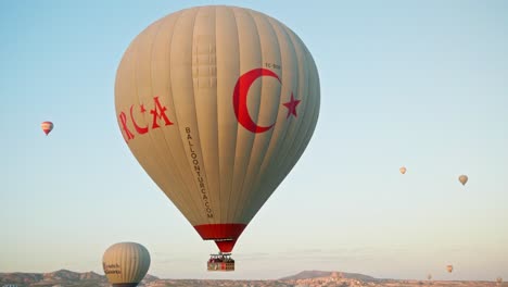 Heißluftballons-Gleiten-Langsam-über-Den-Morgenhimmel,-Den-Touristen-Erleben