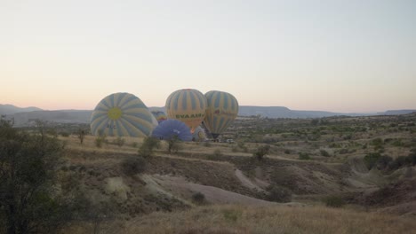 Globos-Aerostáticos-Inflando-Un-Paisaje-épico-Vuelo-Temprano-En-La-Mañana