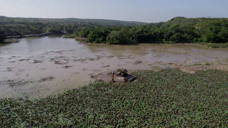 La-Excavadora-Drena-Hábilmente-Un-Pantano,-Capturando-La-Ingeniería-Ambiental-Transformadora-En-Progreso.