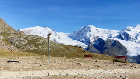 Libertad-De-Montaña:-Paisaje-Montañoso-De-Matterhorn-Cerca-De-Rotenboden-Y-Gornergart,-Suiza,-Europa,-Senderismo-|-Pasar-De-La-Estación-De-Tren-A-La-Señal-Remota