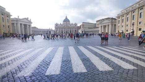 Rom-Pov:-Bewegung-Durch-Belebte-Straßen-In-Die-Vatikanstadt,-Italien,-Europa,-Gehen