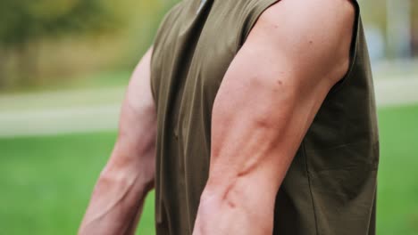 Muskulöser,-Athletischer-Mann-Trainiert-An-Der-Maschine-Im-Park