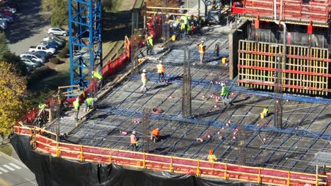 Trabajadores-En-Un-Sitio-De-Construcción-Con-Barras-De-Refuerzo-Y-Encofrados-De-Hormigón