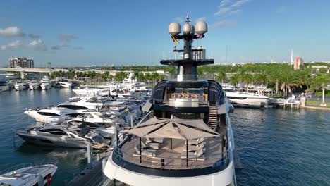 Nahaufnahme-Der-Luxusyacht-Kismet-Auf-Der-Miami-Boat-Show-2023