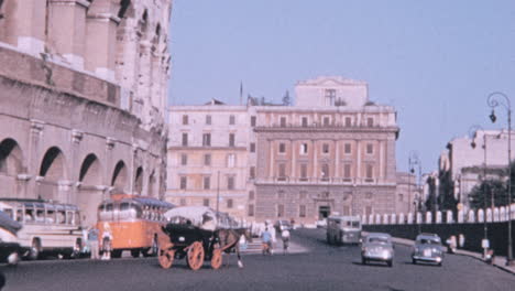 El-Conductor-Del-Carruaje-Conduce-Por-La-Calle-Junto-Al-Coliseo-En-Roma-1960
