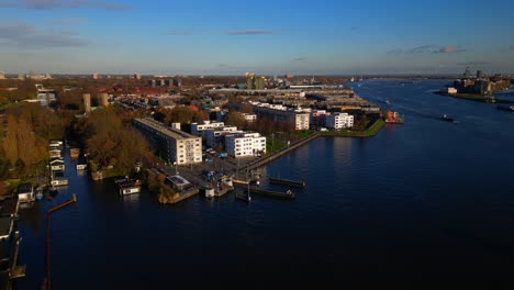 Drone-De-Amsterdam-Noord-Ijplein-Disparó-Fijamente-Al-Lado-Del-Río-Con-El-Barco-Llegando