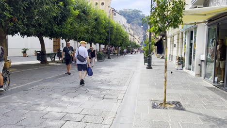 Menschen,-Die-Auf-Einer-Sonnigen-Straße-In-Sorrent,-Italien,-Spazieren