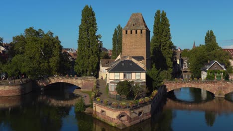 El-Río-Ill-Fluye-Cerca-De-Las-Torres-Ponts-Couverts-En-El-Distrito-De-La-Petite-France-En-La-Acogedora-Tarde-De-La-Hora-Dorada-En-La-Ciudad-De-Estrasburgo