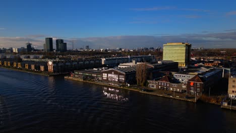 Amsterdam-Noord,-Trendiges-Ehemaliges-Werftviertel-Neben-Dem-Fluss,-Drohnenkran-Nach-Unten